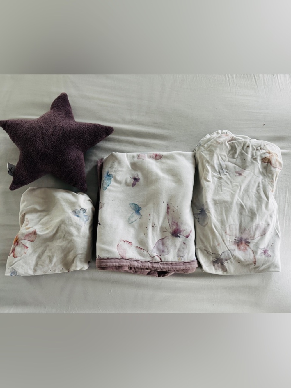 Oilo Butterfly Nursery Bedding Set – Crib Sheet, Changing Sheet, Blanket, Pillow